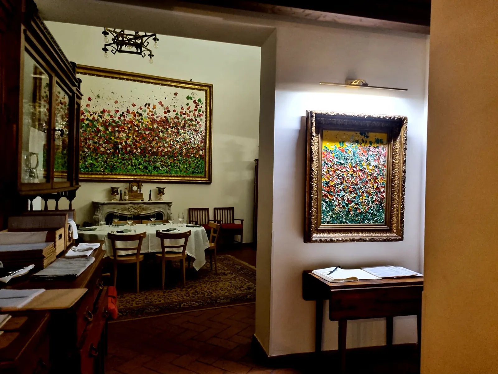 La sala di Quattro Mani con i grandi quadri colorati